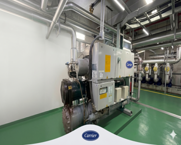 Manutenção em chiller Carrier em sala de máquinas
